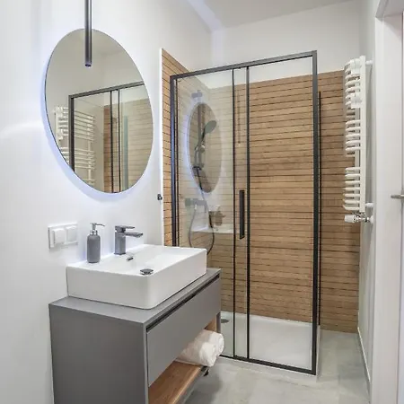 Apartment Apartament Manufaktura Limanowskiego 68, Garaz